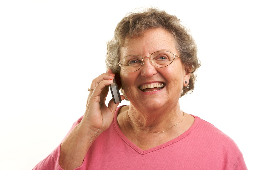 Dame âgée téléphone aide aux aidants - Cabinet Social Stéphanie LADEL